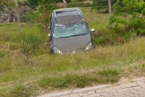 VEÍCULO ACIDENTADO PRÓXIMO AO CELEIRO EVENTOS CHAMA A ATENÇÃO DE MOTORISTAS