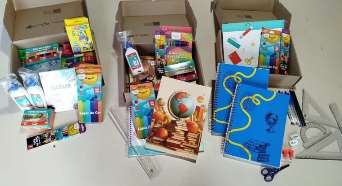 Conjunto de kits escolares preparados para diferentes etapas de ensino, com materiais variados conforme a necessidade pedagógica de cada turma.